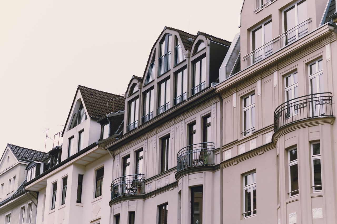 Altbau-Mehrfamilienhäuser mit Eigentumswohnungen, Erkern und Balkonen
