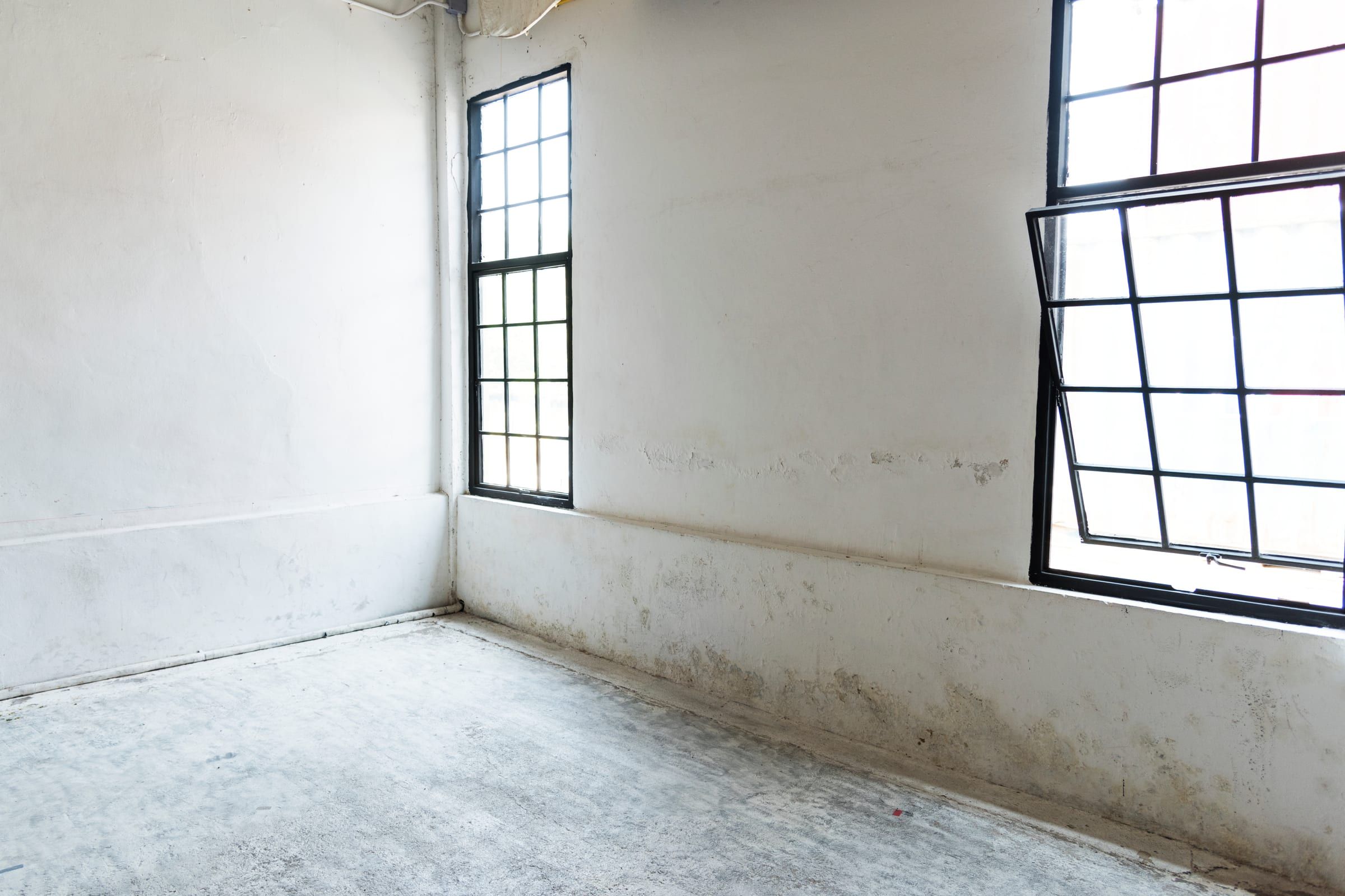 Leerer Altbauraum mit Sprossenfenster
