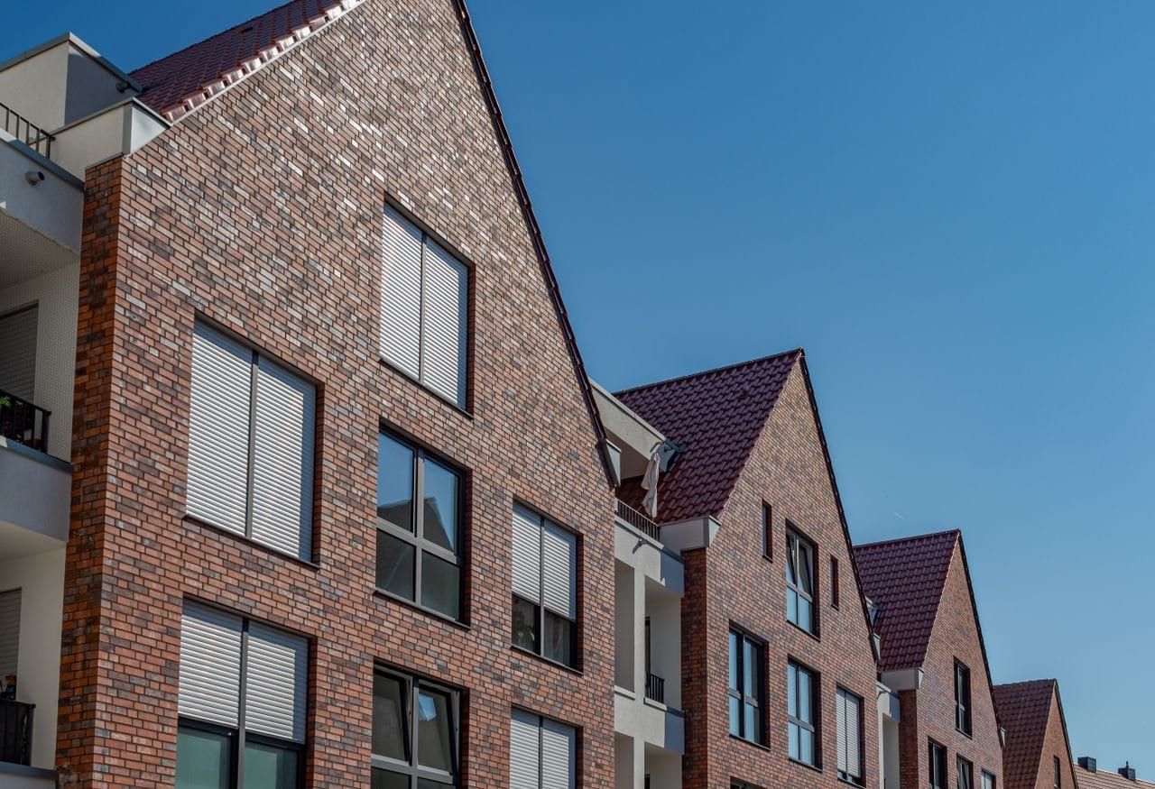 Fertiggestelltes Mehrfamilienhaus mit Klinkerfassade
