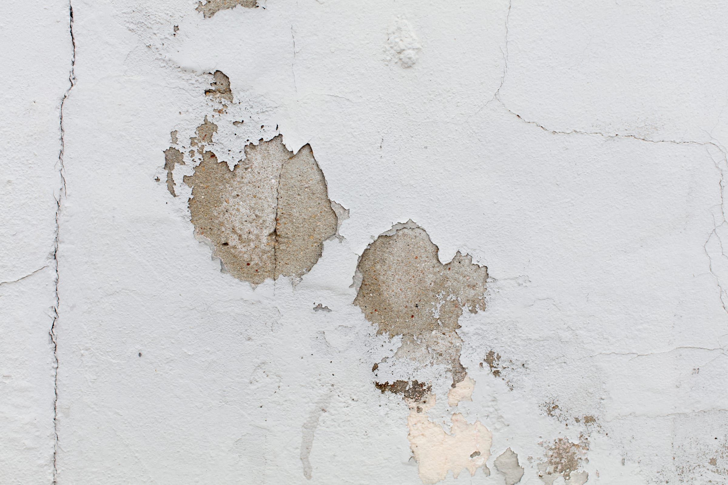 Abplatzender Putz und Riss an einer Wand